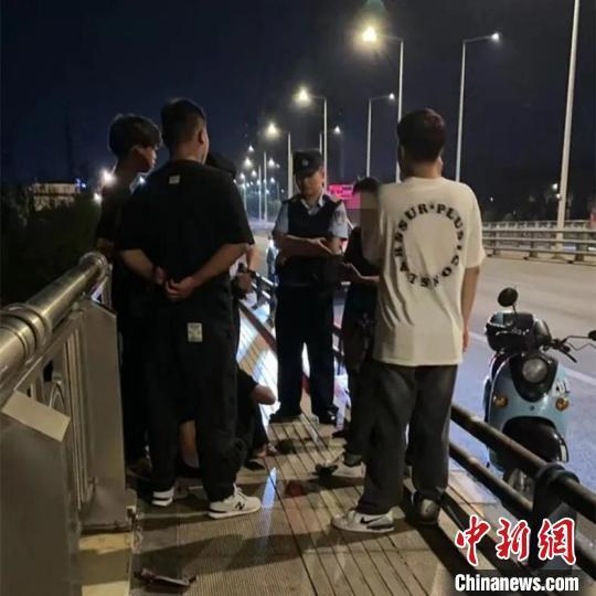 民警合力救下跳橋男子，救援步驟與指南